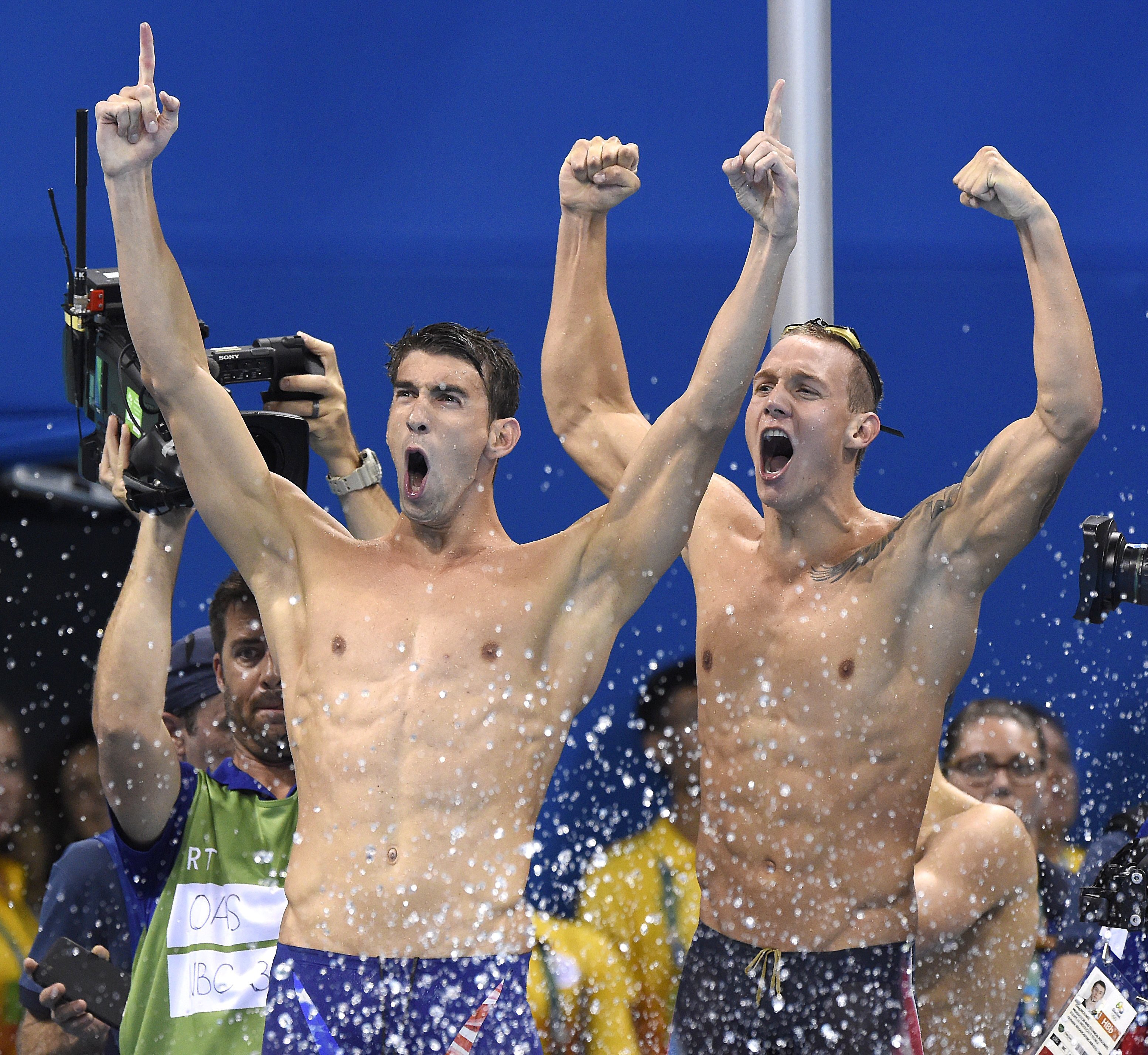 Az amerikai váltó két tagja, Michael Phelps (b) és Caleb Dressel. MTI Fotó: Kovács Tamás
