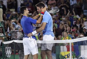 Rio de Janeiro, 2016. augusztus 8. A szerb Novak Djokovic (b) gratulál a gyõztes argentin Juan Martín del Potrónak, miután 6:7; 6:7 arányban vereséget szenvedett tõle a 2016-os riói nyári olimpia teniszversenye férfi egyesének elsõ fordulójában a Rio de Janeiró-i Olimpiai Teniszközpontban 2016. augusztus 7-én. (MTI/AP/Charles Krupa)